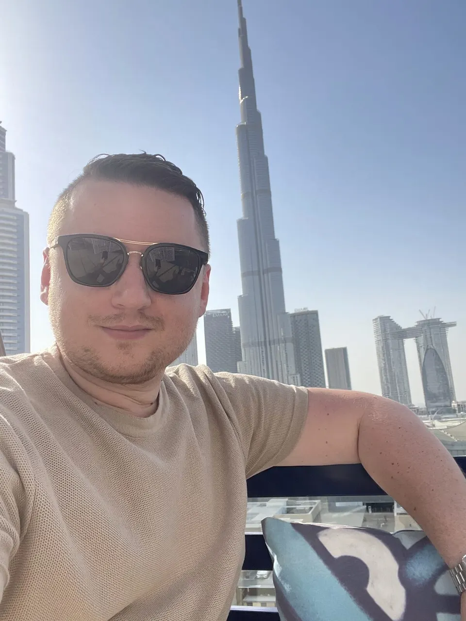 Bernhard Kick vor dem Burj Khalifa
