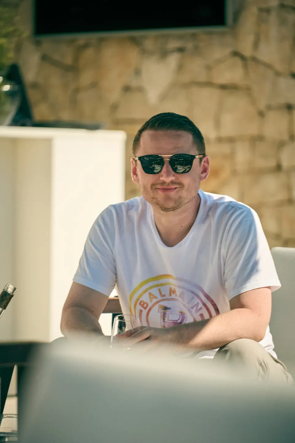 Bernhard Kick entspannt mit Sonnenbrille im Sommer