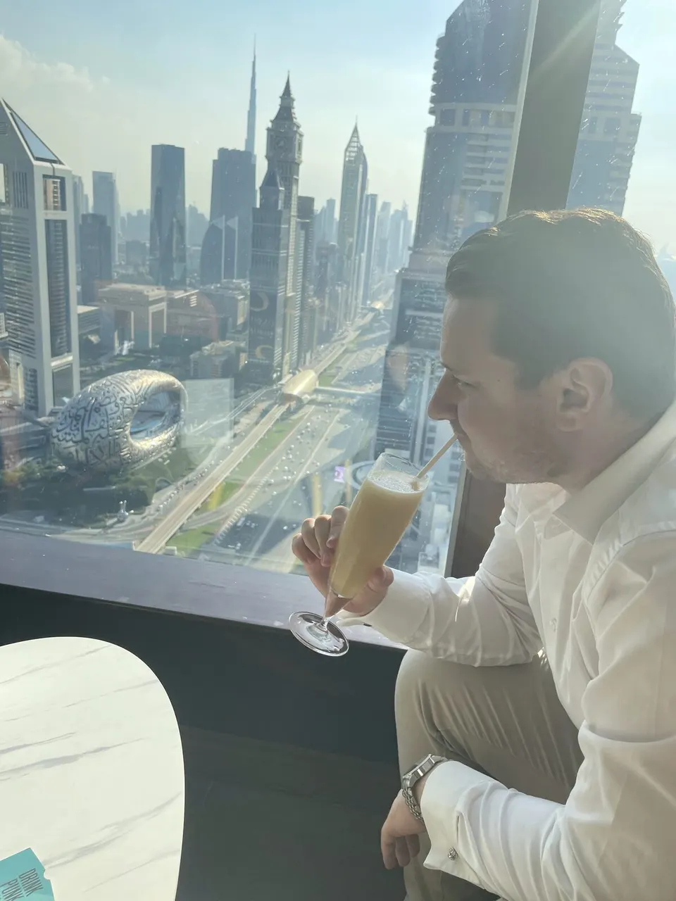 Bernhard Kick mit Blick über die Skyline von Dubai