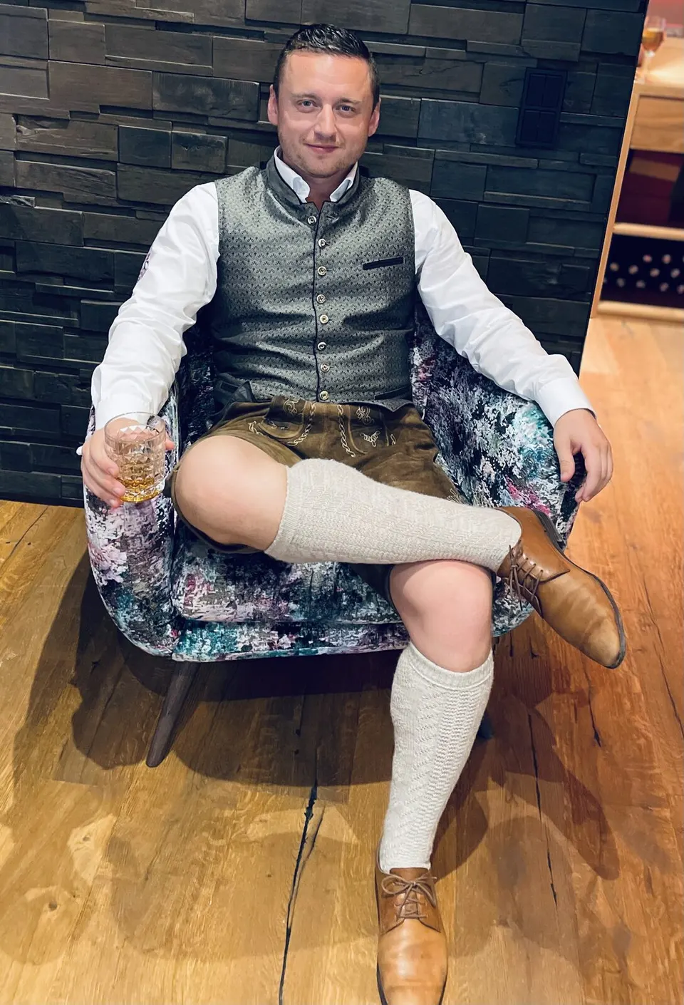 Bernhard Kick in Tracht mit Lederhose und Trachtenweste