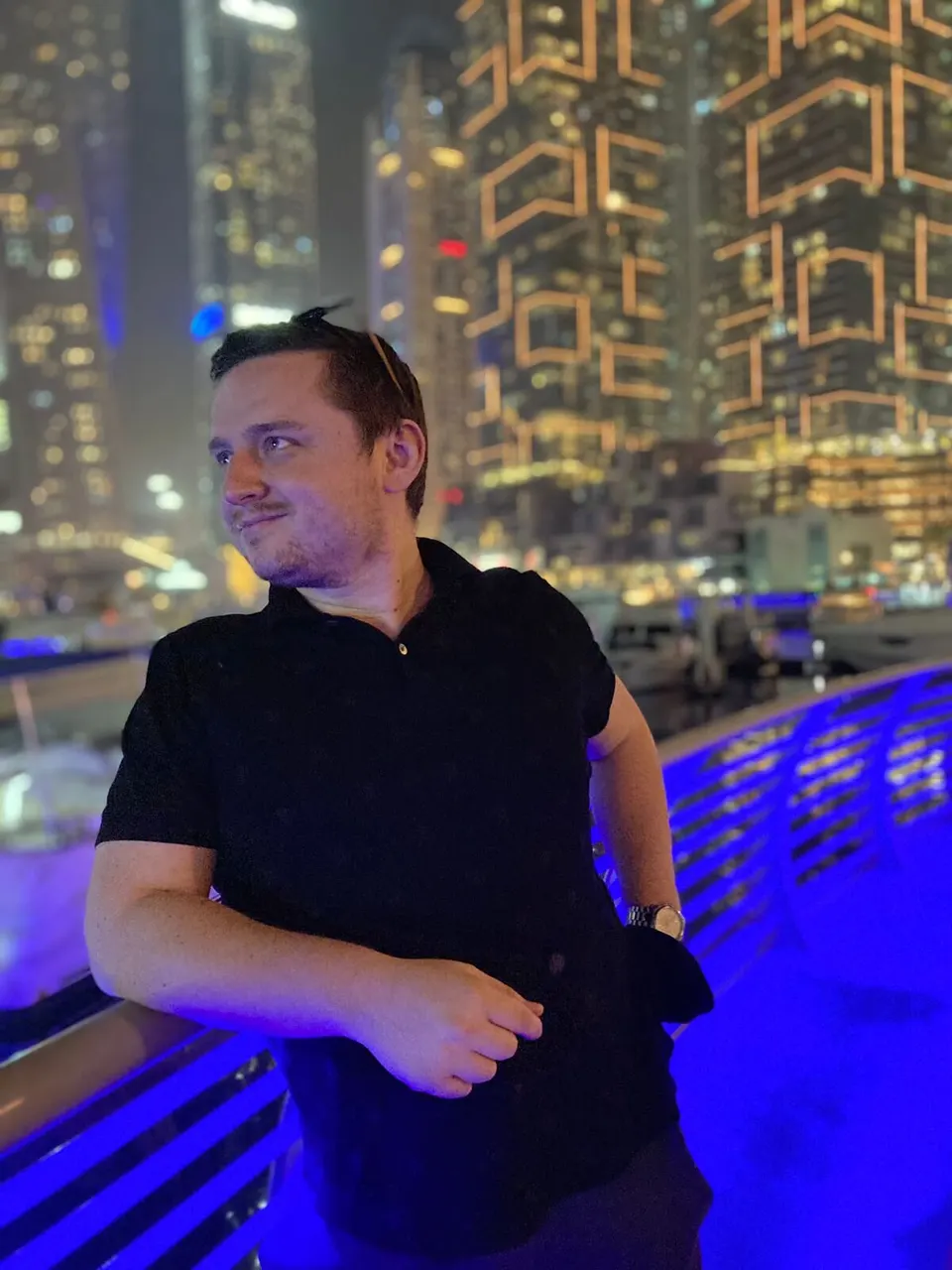 Bernhard Kick nachts an der Dubai Marina
